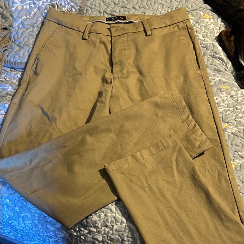 Men’s Docker’s signature khaki
Like New